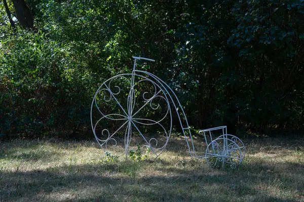 森林公園に大きな車輪が付いているヴィンテージ自転車 ストック画像
