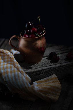 natürmort kiraz renkli dramatik karanlık arka plan efekti.