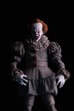 Krivoy Rog. Ukrayna. Şubat 2024. Dans eden Palyaço Pennywise Neca.