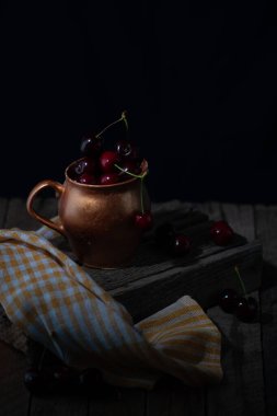 natürmort kiraz renkli dramatik karanlık arka plan efekti.