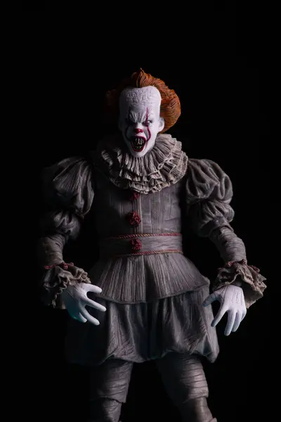 Krivoy Rog. Ukrayna. Şubat 2024. Dans eden Palyaço Pennywise Neca.