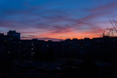Akşam manzarası. Gün batımı. Pembe-sarı gökyüzünün arka planında..