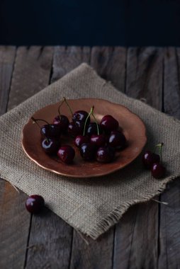 natürmort kiraz renkli dramatik karanlık arka plan efekti.