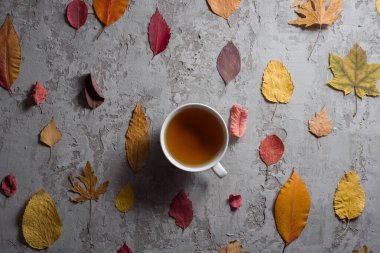 Tahta bir arka planda bir fincan çayın durgun yaşamı.