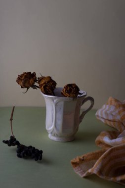 Durgun yaşam minimalizmi kurumuş çiçek kupası eski tarz..