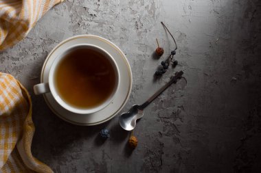 Tahta bir arka planda bir fincan çayın durgun yaşamı.