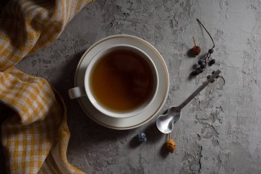 Tahta bir arka planda bir fincan çayın durgun yaşamı.