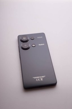 21 Mart 2025, Ukrayna. Krivoy Rog. Smartphone Redmi Note 13 Pro beyaz arkaplan.