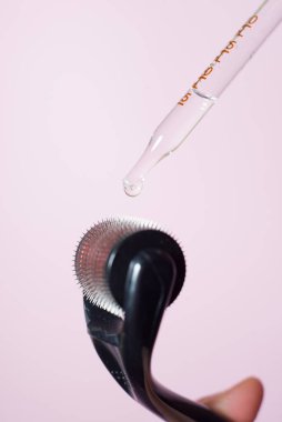 Küçük bir sıvı damlası dikkatlice bir pipetten uygulanması için bir silindire dökülüyor.