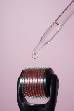 Saç dökülmesi ilacı kafa derisine özel bir silindirle uygulanır..