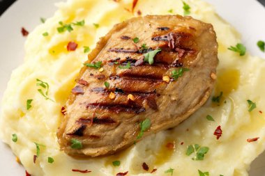 Vejetaryen vejetaryen. Bitki bazlı tavuk göğsü. Patates püresiyle servis ediliyor..