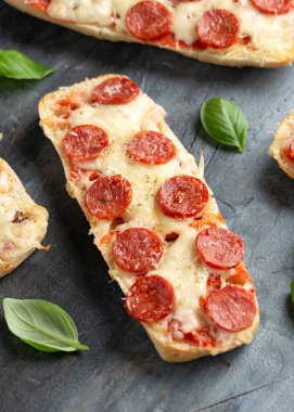 Domates soslu pizza sandviçleri, mozzarella, pekorino peyniri ve salam..