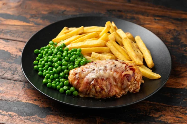 英式酒吧经典猎手鸡 配绿豆和土豆薯条 — 图库照片