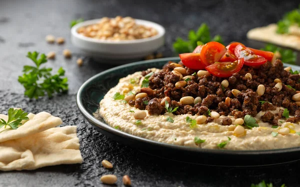 Hummus Carne Vită Condimentată Măcinată Ulei Măsline Roșii Nuci Pin — Fotografie, imagine de stoc