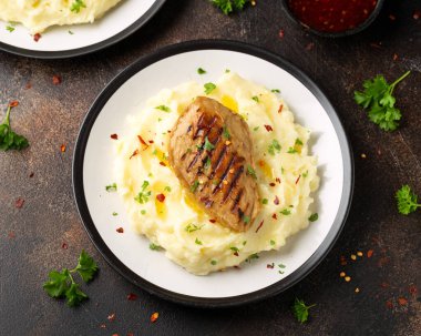 Vejetaryen vejetaryen. Bitki bazlı tavuk göğsü. Patates püresiyle servis ediliyor..