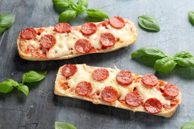 Domates soslu pizza sandviçleri, mozzarella, pekorino peyniri ve salam..