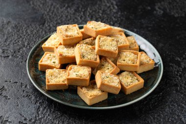 Maydanozlu ekmek kırıntısıyla kaplı kremalı soslu morina ve somonla dolu mini balık turtaları..