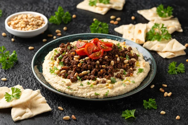 Hummus Carne Vită Condimentată Măcinată Ulei Măsline Roșii Nuci Pin — Fotografie, imagine de stoc