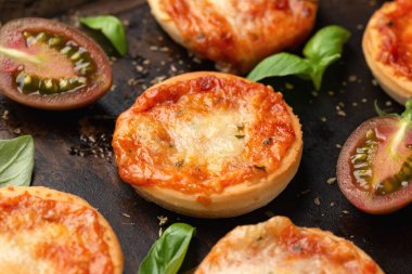 Domatesli mini pizzalar ve mozarella peyniri..