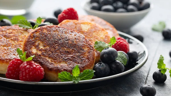 与蓝莓 覆盆子 草莓果酱和薄荷叶 健康素食蛋白质早餐一起享用的自制奶酪煎饼 — 图库照片