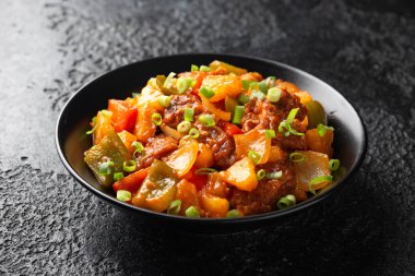 Dolmalık biber, ananas, taze soğanlı tatlı ve ekşi domuz eti..