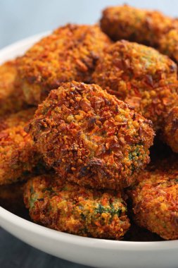 Havuç ve ıspanak vejetaryen ısırıkları beyaz kasede, parti yemeği