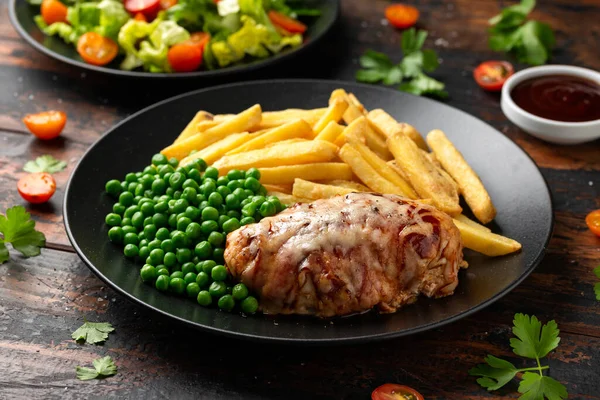 Английский Паб Классический Цыпленок Зеленым Горошком Картофельным Фри — стоковое фото