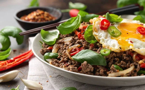 Pad Kra Pao Mit Reis Und Weißem Teller Umrühren — Stockfoto