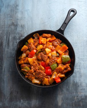 Çan biberli tatlı ve ekşi domuz eti, demir kalıplı ananas..