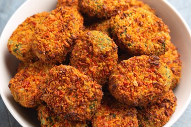 Havuç ve ıspanak vejetaryen ısırıkları beyaz kasede, parti yemeği