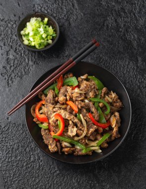 Siyah kasede Çıtır Tuz ve Biber Biberi.