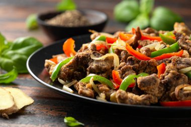 Soğan ve dolmalık biberli gevrek tuz ve biber..