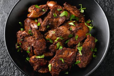 Kızarmış tavuk ciğeri, otlu kümes hayvanı eti..