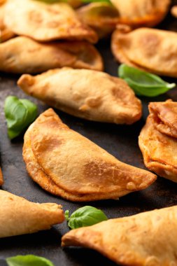 Bolonez ile doldurulmuş taze pişmiş mini calzone..