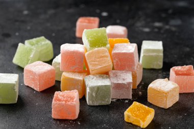 Koyu arkaplanda Türk lezzetleri. Tatlı yemek.