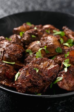 Kızarmış tavuk ciğeri, otlu kümes hayvanı eti..