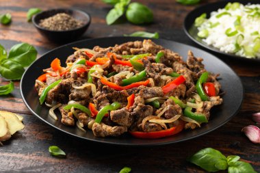 Soğan ve dolmalık biberli gevrek tuz ve biber..