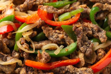 Soğan ve dolmalık biberli gevrek tuz ve biber..