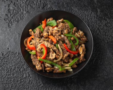 Siyah kasede Çıtır Tuz ve Biber Biberi.