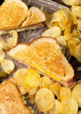 Peynirli ve buzdağında marullu Bologna Sandviçi..