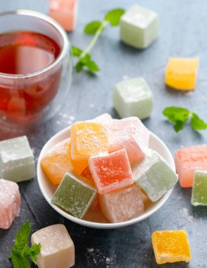 Bir bardak çayla Türk tatlıları.