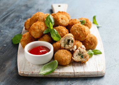 Tahtaya krema ve sarımsak doldurulmuş küçük tavuk göğsü..