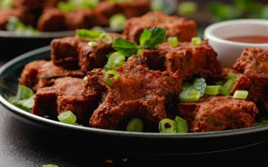 Acı biberli ve limonlu Tayland balık köftesi. Parti yemeği..