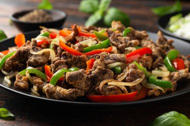 Soğan ve dolmalık biberli gevrek tuz ve biber..