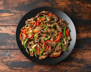 Soğan ve dolmalık biberli gevrek tuz ve biber..