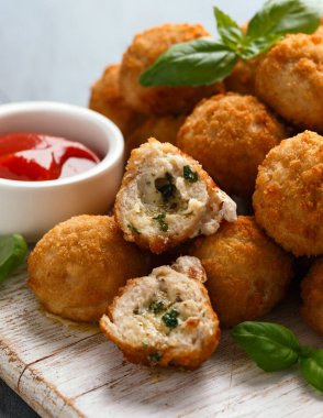 Tahtaya krema ve sarımsak doldurulmuş küçük tavuk göğsü..