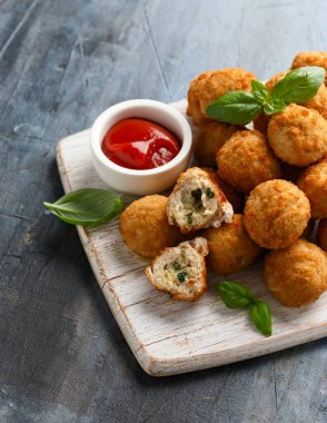 Tahtaya krema ve sarımsak doldurulmuş küçük tavuk göğsü..