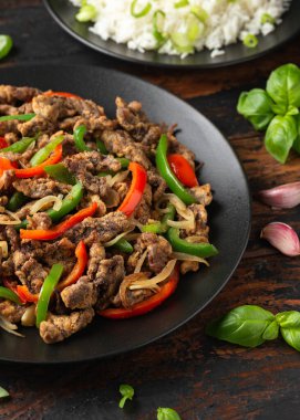 Soğan ve dolmalık biberli gevrek tuz ve biber..