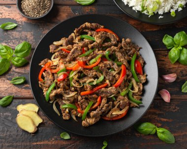 Soğan ve dolmalık biberli gevrek tuz ve biber..