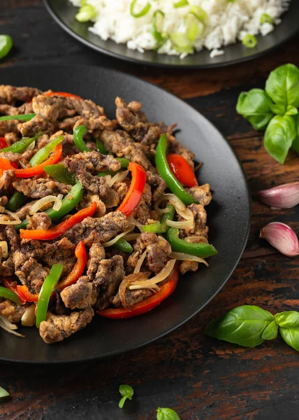 Soğan ve dolmalık biberli gevrek tuz ve biber..